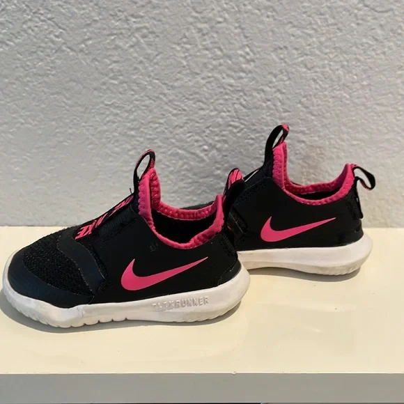 Nike black/pink Toddlers Size 4 Girls sneakers - Picture 2 of 5